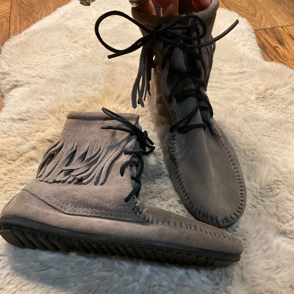 Minnetonka Tramper Ankle Lace Up Leather Moccasins Gray Size 7 Boot Fringe Comfy